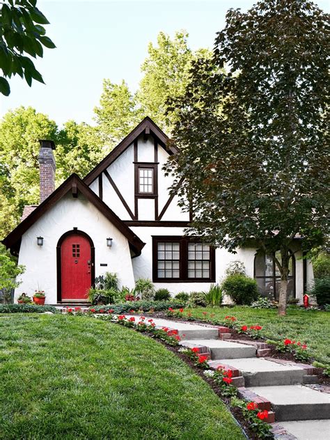 casa estilo tudor|tudor style front door.